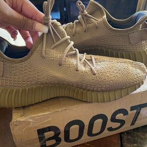 Yeezys earth brown size 9.5
